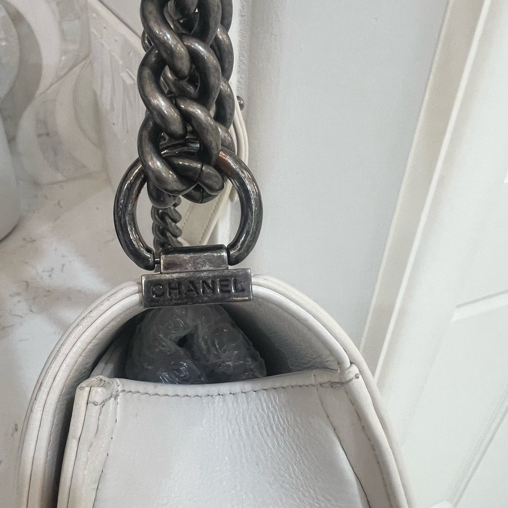 Chanel White Quilted Leather Chain Boy Bag. Great condition. - Picture 6 of 13
